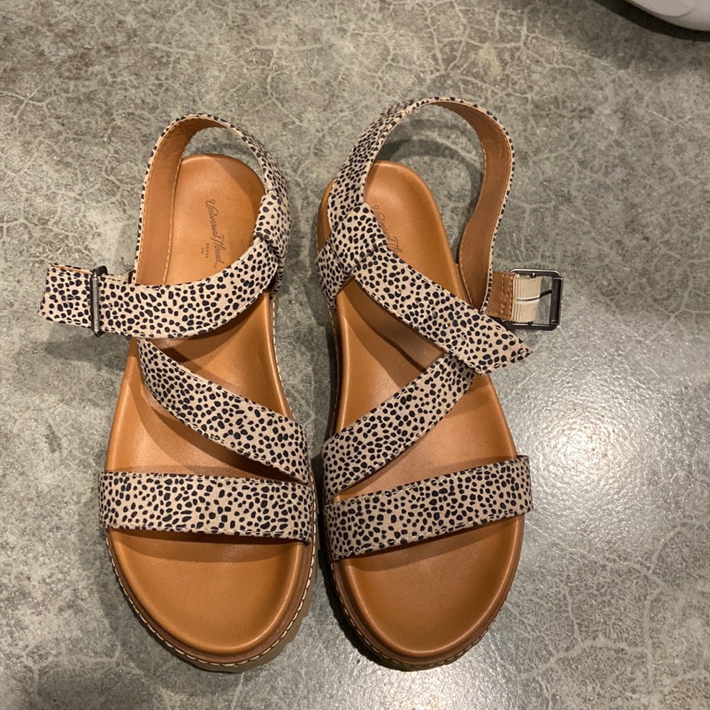 Universal Thread Sandals